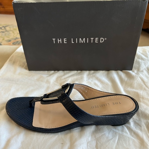 The Limited Women's Navy ‘Indy’ Sandals with silver Accents size 8.5 - Picture 2 of 9